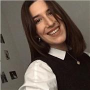 Profesora de ingles imparte clases a niños de todas las edades